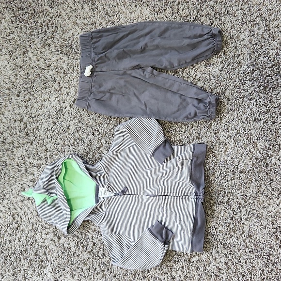 Carter's Other - Carters 9 months outfit